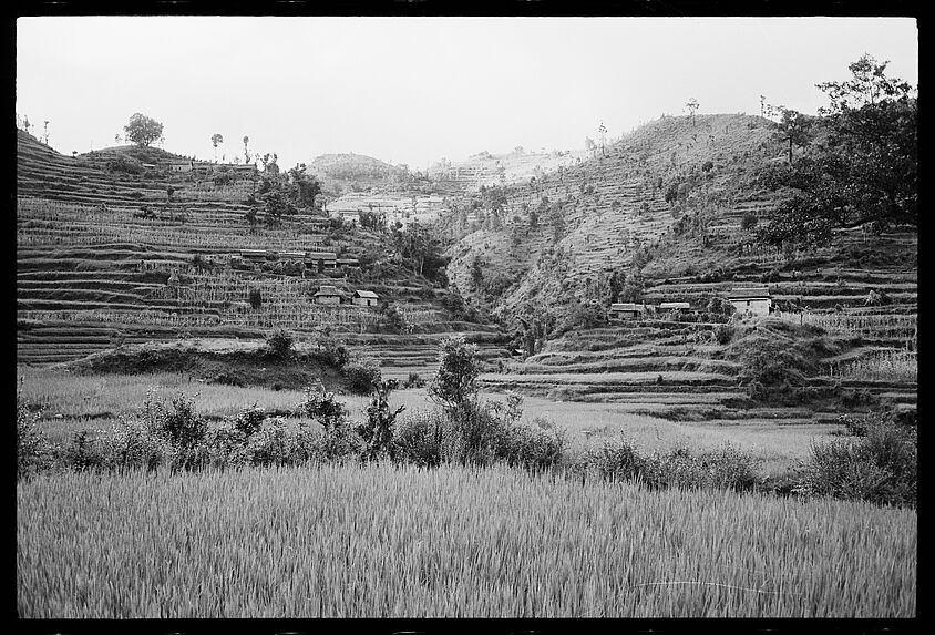 Murs à Mani, au-dessus de Hiplu, porteur tamang, berger tamang, la rivière à Ningalé, vue générale de Ningalé [bande film de six vues concernant des scènes diverses]