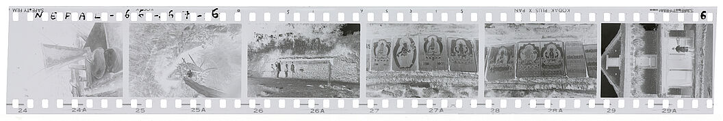 Moulin broyant du maïs, mur à Mani à Lisankhu, détail d'images pieuses sur un mur à Mani, maison tamang à Lisankhu, village de Lisankhu [bande film de six vues concernant des scènes diverses]
