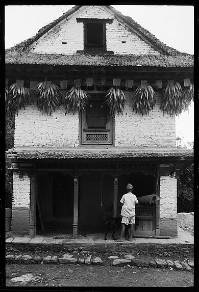 Moulin broyant du maïs, mur à Mani à Lisankhu, détail d'images pieuses sur un mur à Mani, maison tamang à Lisankhu, village de Lisankhu [bande film de six vues concernant des scènes diverses]