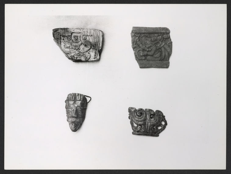 Plaque de jade, pendentif sculpté, fragment de céramique sculptée, ornement ajouré