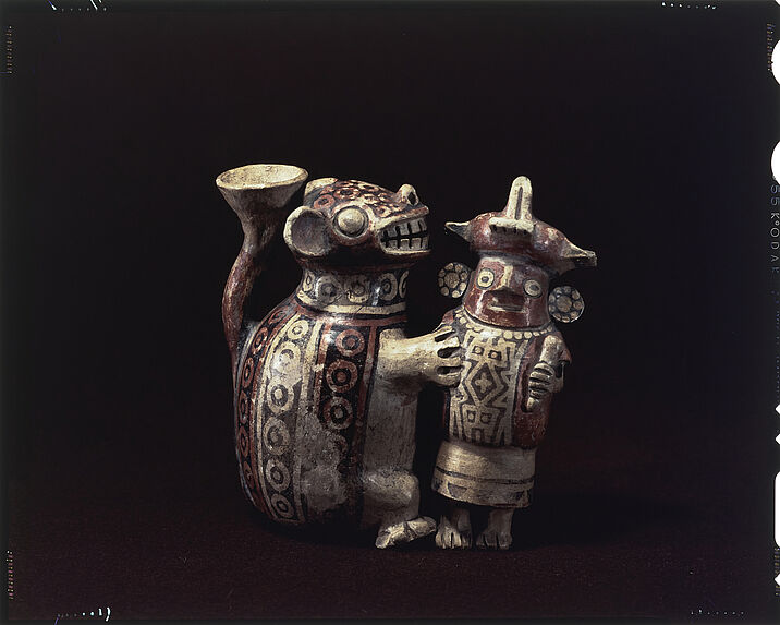 Vase en céramique représentant un félin tenant un homme