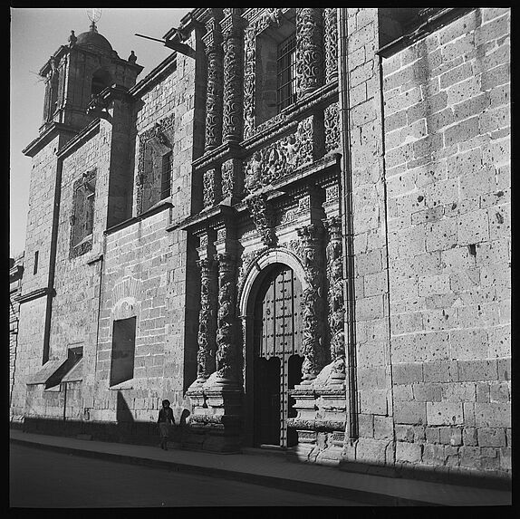 Façade d'église coloniale [portail sculpté d'une église de Morelia]
