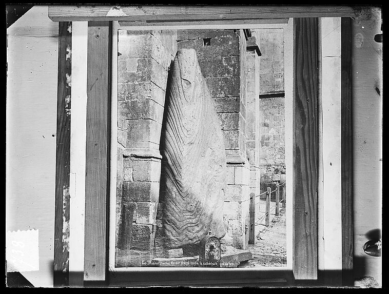 Le Mans (Sarthe) Menhir dressé contre la cathédrale, vue de face