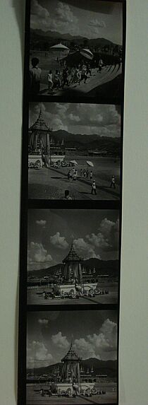 Sans titre [planche-contact de 4 vues représentant les funérailles du roi Sisavang Vong]