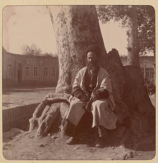 Elisabethpol, autour de la mosquée [homme assis]