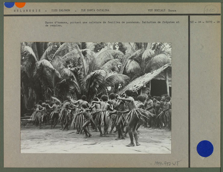 Danse d'hommes portant une ceinture de feuilles