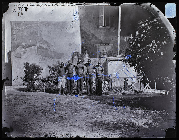 Ouvriers des Ateliers de la Marine à St-Louis [Portrait de groupe d'hommes]