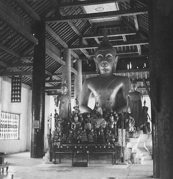 Statue de bouddha et autel de pagode