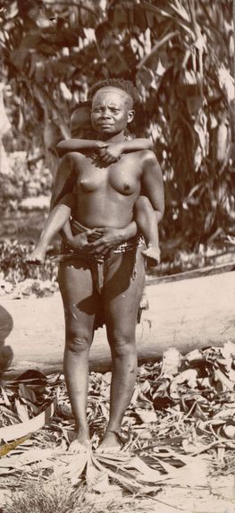 Femme andamanaise portant son fils