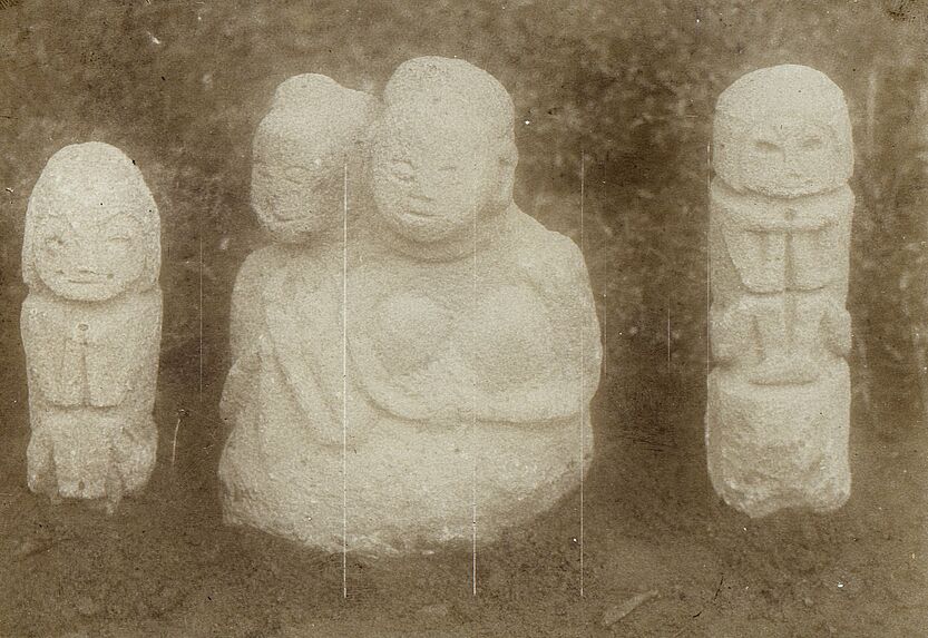 Statues en pierre des ancêtres