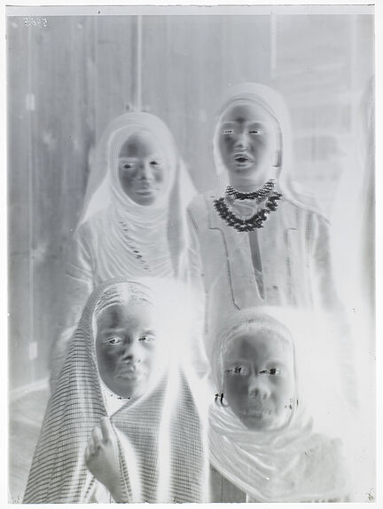 Petites filles, Barbarin de l'île d' Elephantine [Portrait de groupe de quatre jeunes filles]
