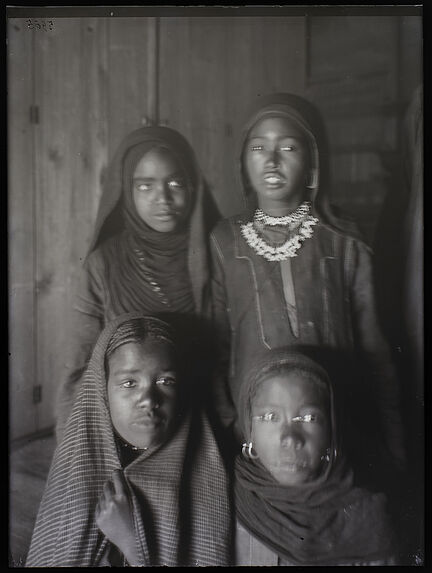 Petites filles, Barbarin de l'île d' Elephantine [Portrait de groupe de quatre jeunes filles]