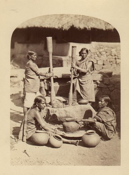 Femmes Kota fabricant des objets en poterie