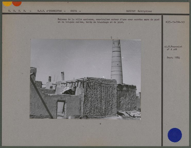 Maisons de la ville ancienne, construites autour d'une cour carrée