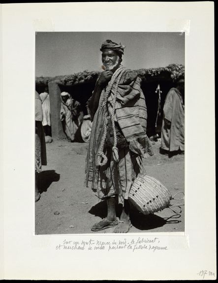 Sur un souk. Maroc du nord. Le fabricant et marchand de cordes