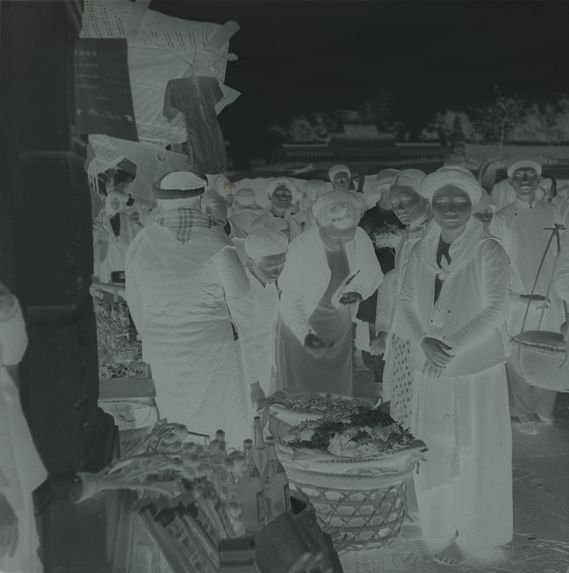 Pélerinage annuel de Phu-Giai : entrée du temple, fidèles et marchands