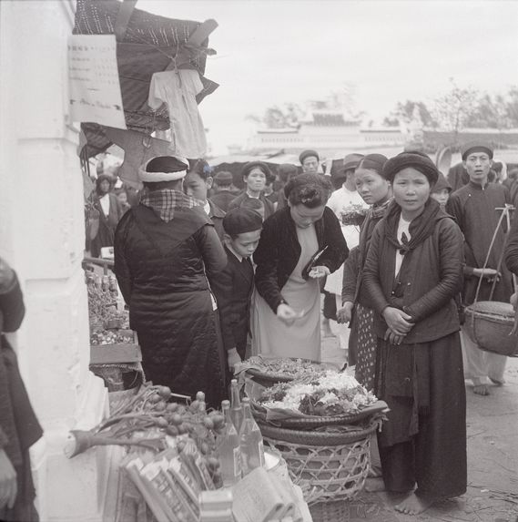 Pélerinage annuel de Phu-Giai : entrée du temple, fidèles et marchands