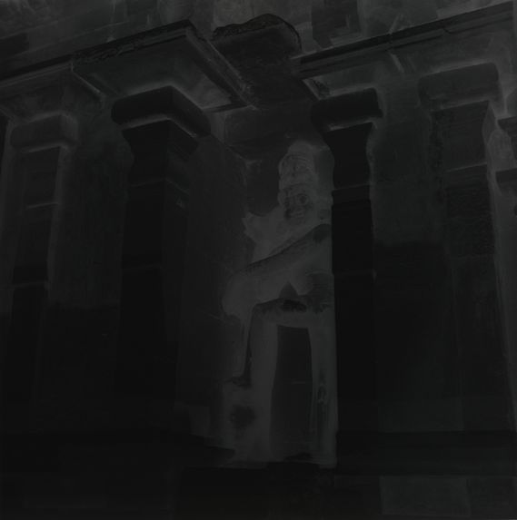 Dans le temple de Civa : niche avec une statue du dieu Hanuman