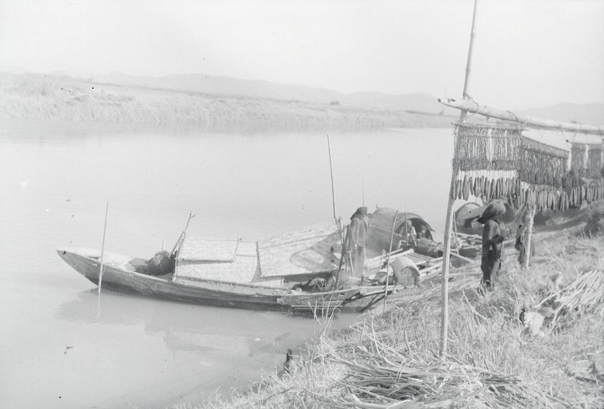 Pêcheurs sur la rivière près Dong Trieu