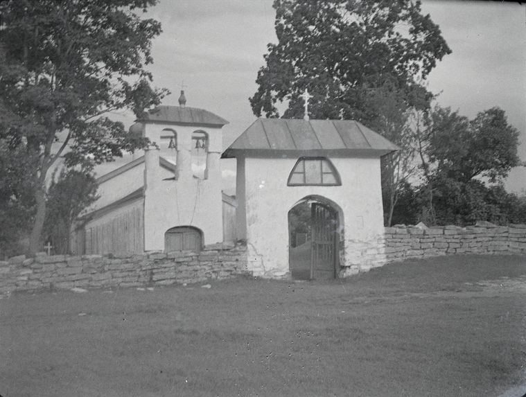 Portail et clocher d'une chapelle du XVIème siècle