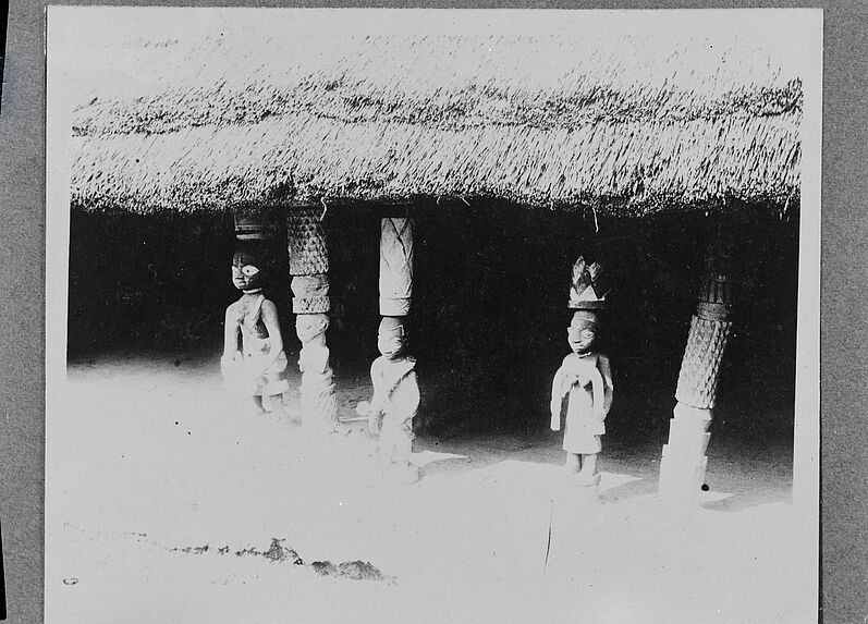 Piliers sculptés du palais de Kétou vers 1914, disparu aujourd'hui