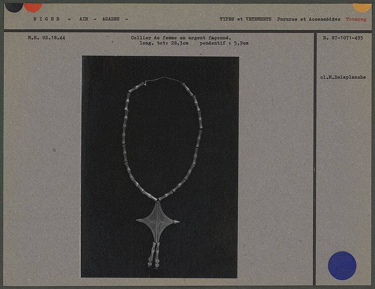 Collier de femme en argent façonné