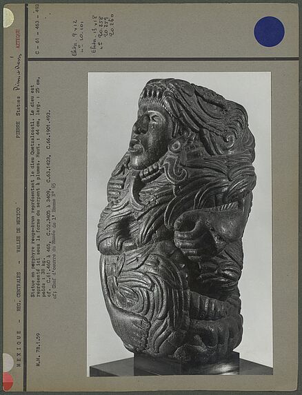 Pierre, statue représentant le dieu Quetzalcoatl, trois quarts droite