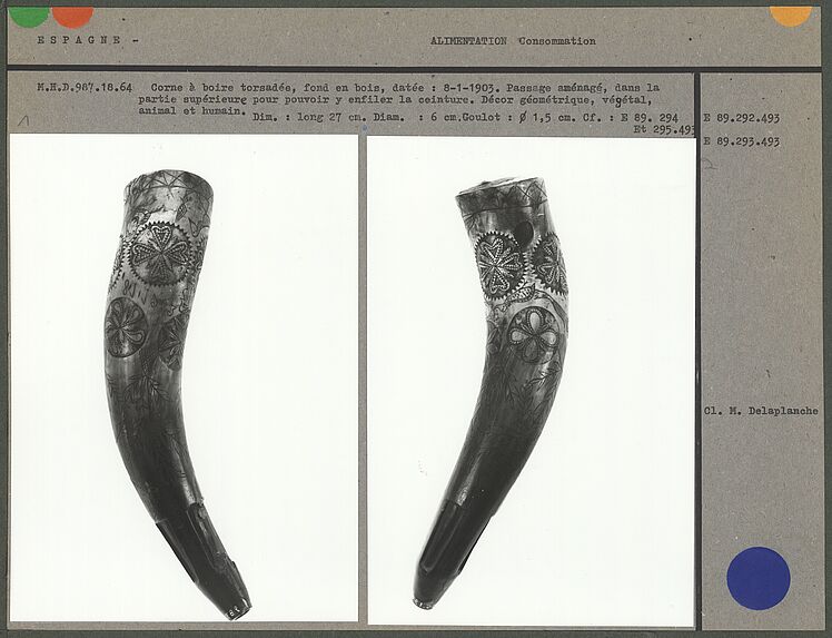 Corne à boire torsadée, fond en bois