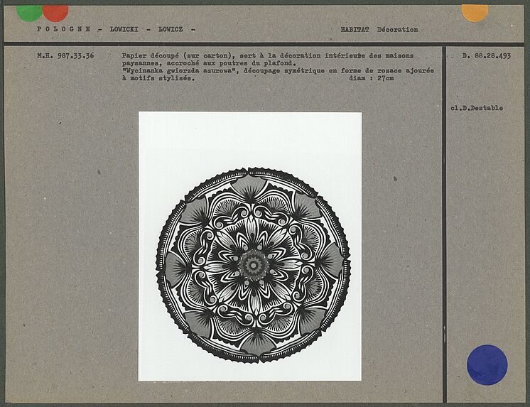 Papier découpé en forme de rosace ajourée