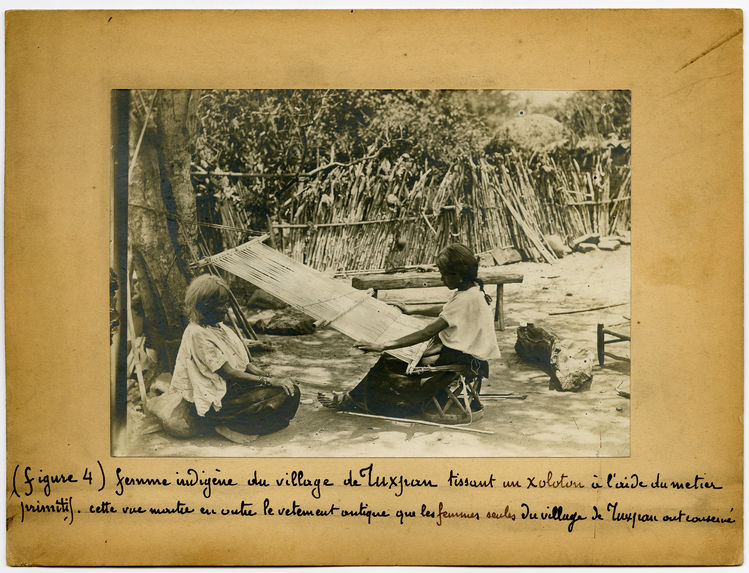 Femme indigène du village de Tuxpan tissant un xoloton à l'aide du métier primitif. Cette vue montre en outre le vêtement antique que les femmes seules du village de Tuxpan ont conservé