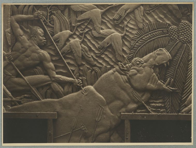 Sans titre [détail du bas-relief de la façade du Palais de la porte dorée : chasse à l'hippopotame]