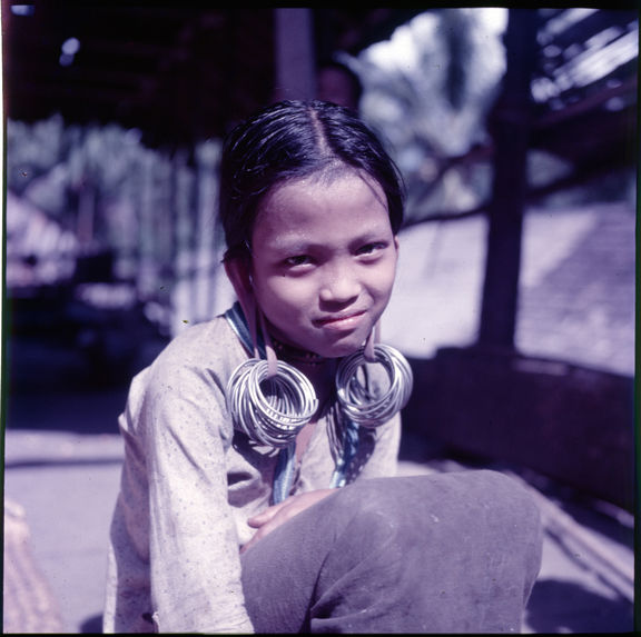 Sans titre [portrait de jeune fille avec boucles d'oreille]