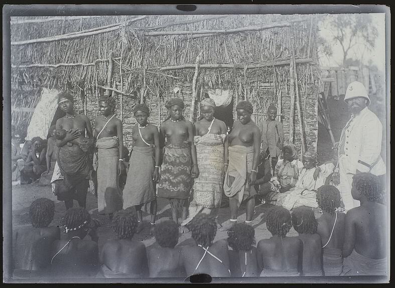 Sans titre [concours de beauté à Tsiombé, en 1901, extrême-sud de Madagascar. A gauche, le lieutenant Vallod]