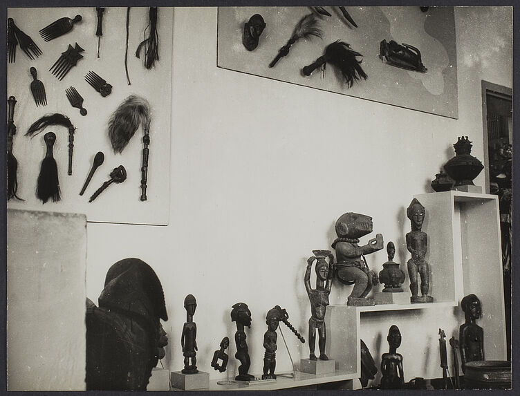 Sans titre [Vue d'objets dans une salle d'exposition du musée de la Côte d'Ivoire]