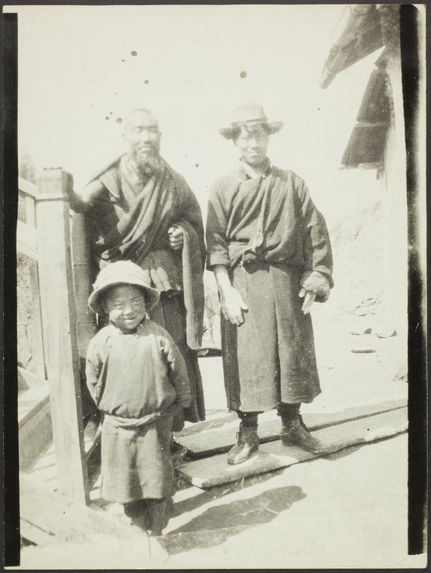 Darjeeling. Tibet [portrait de deux hommes et d'un petit garçon]