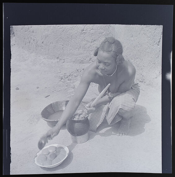 Femme tagoua préparant les galettes