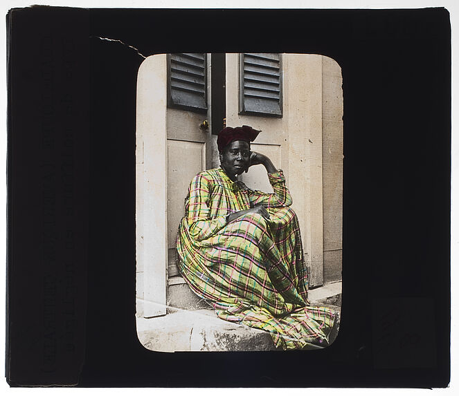 Type de coiffure en négligée. [Portrait d'une femme assise]