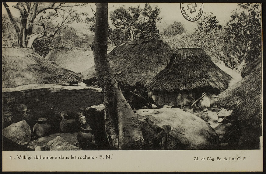 Village dahoméen dans les rochers