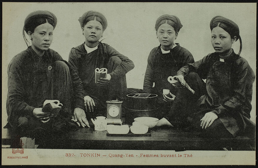 Femmes buvant le thé