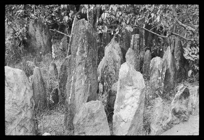 Sans titre [bande film de six vues concernant des monuments funéraires et pierres levées]