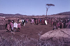 Sans titre [groupe de Maasaï près d'habitations]