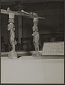 Sans titre [statuette en bois représentant un homme et une femme portant sur la…