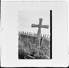 Sans titre [une croix dans un ancien cimetière]