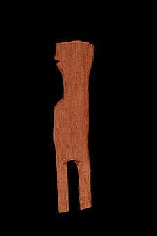Plaquette de bois sculptée : personnage de profil