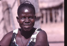 Femme nuna aux dents taillées