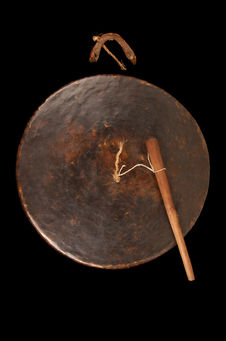 Gong avec sa poignée et son bâton de jeu
