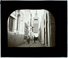 Tunis. Rue et minaret de [sans nom]