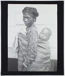 Sans titre [portrait d'une Malgache portant son enfant dans le dos]