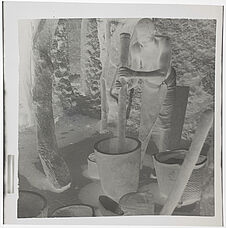 La potière pilant la terre qui servira à la fabrication de poteries