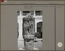 Fragment de personnage sur un haut piédestal représentant un tambour décoré